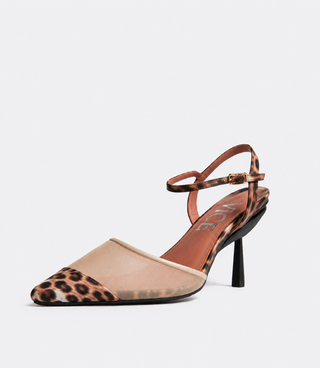 High-heeled sandal with leopard print and beige leather on a white background