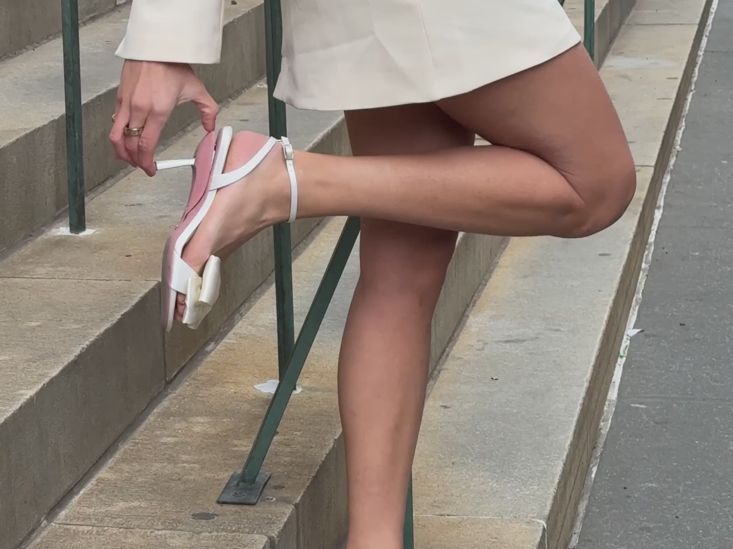 Bow sandals folding to a flat
